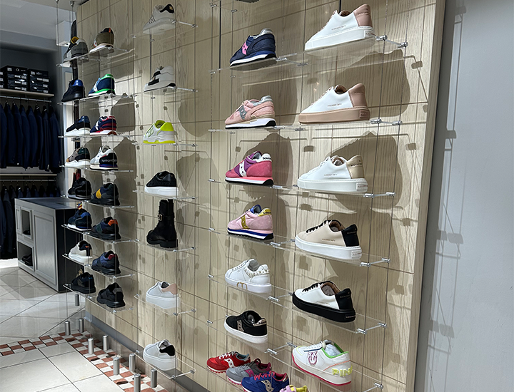 Selezione calzature nella boutique Gianni Foti
